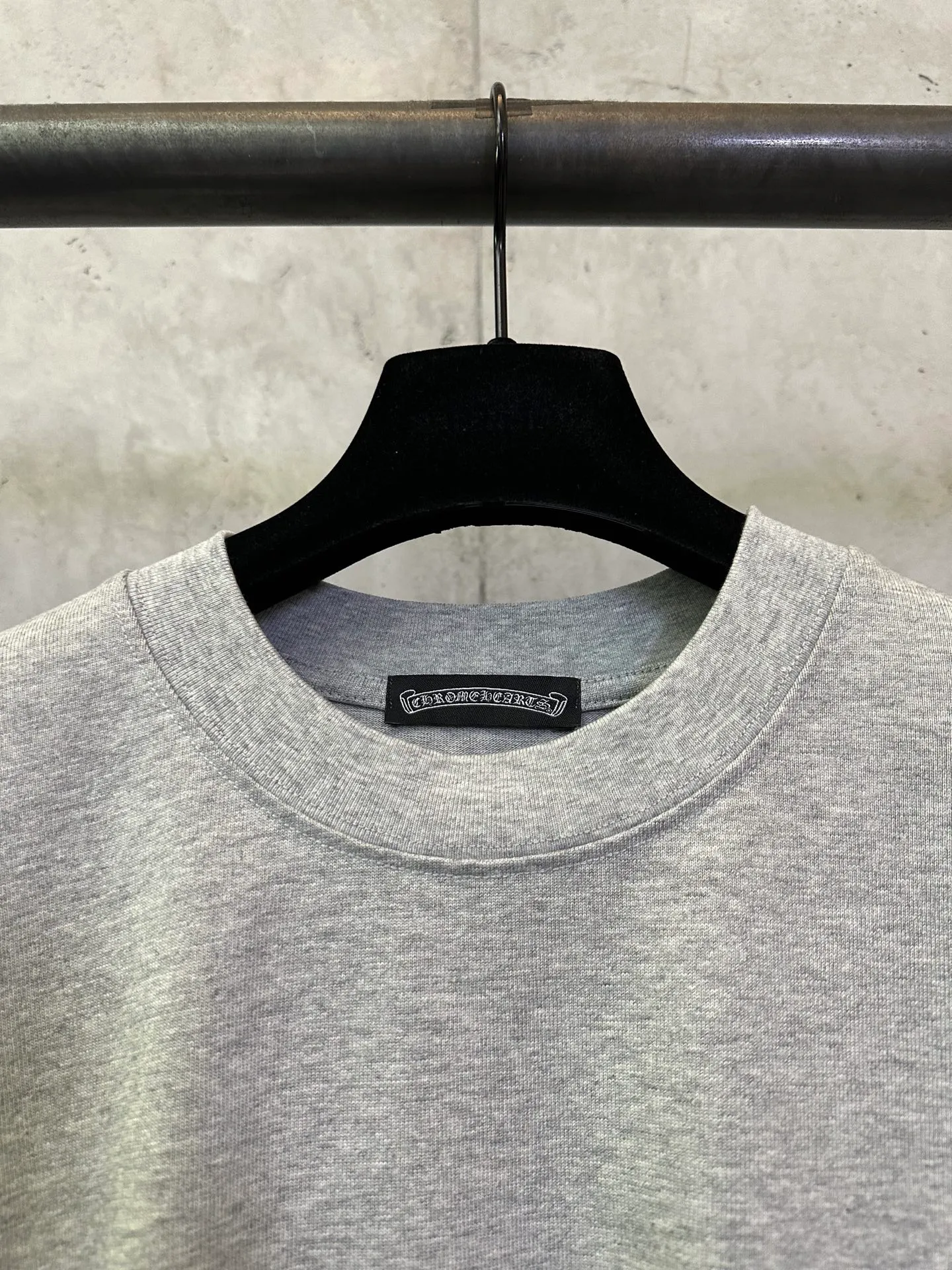 P270 Chrome Hearts 25ss cross flocking printed round neck short-sleeved T-shirt. Fabric is high-definition, super heavyweight cotton, double yarn compact Xinjiang cotton, weight 400g, matched with 2*2 Salona ribs 420g, clean cloth, clear cloth texture, tight feel, stiff, high color fastness, no deformation, no discoloration, custom hardware, thread, accessories, alignment, same style for men and women -Color: black white Gray -Size: XS S M L XL